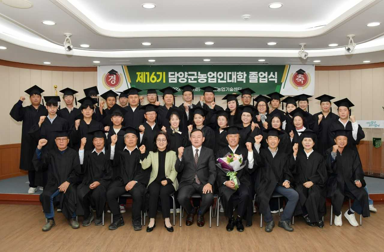 담양군은 지난 31일 농업기술센터에서 제16기 담양군농업인대학 졸업식을 개최했다.