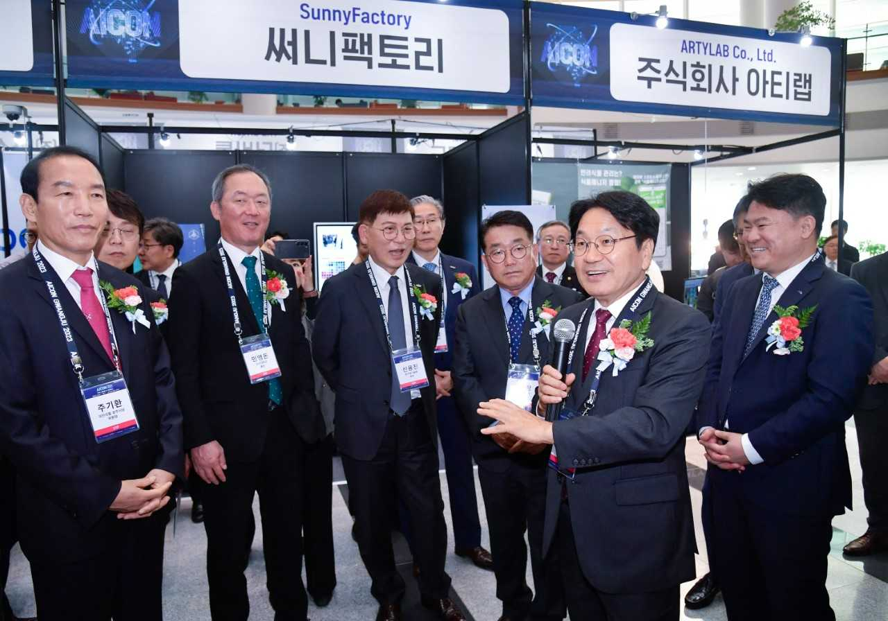 광주광역시는 강기정 시장과 정무창 시의회 의장, 주기환 국민의힘 광주시당위원장, 임기철 광주과학기술원(GIST) 총장 등이 참석한 가운데 ‘아이콘(AICON) 광주 2023’ 개막식을 진행했다.