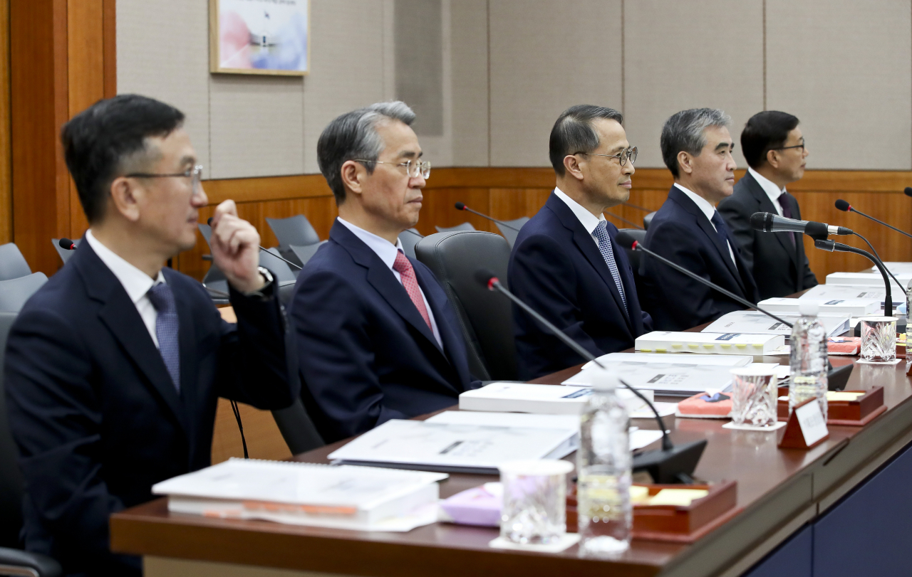 김규현 국가정보원장이 1일 서울 서초구 내곡동 국정원에서 열린 국회 정보위원회 국정감사에 출석해 있다. 왼쪽부터 김남우 국정원 기조실장, 권춘택 1차장, 김 원장, 김수연 2차장, 백종욱 3차장. [연합]