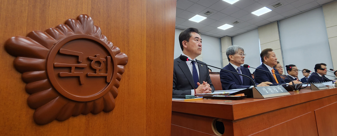 1일 국회 행정안전위원회 전체회의에서 이상민 행정안전부 장관 등이 의원들의 질의를 듣고 있다. 왼쪽부터 윤희근 경찰청장, 김광동 진실화해위원장, 이상민 장관, 김용빈 중앙선관위 사무총장. [연합]