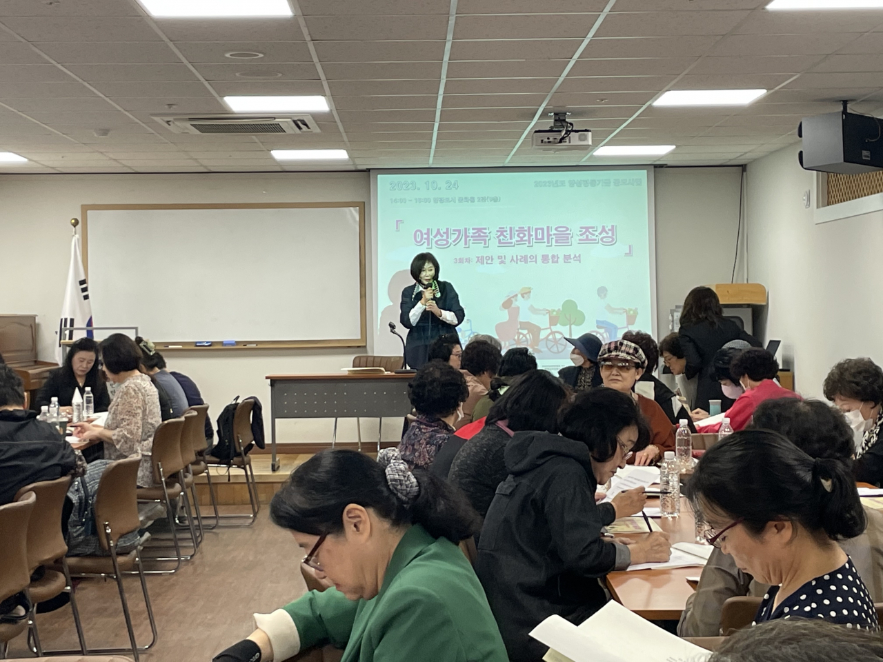김영숙 부산여성NGO연합회 상임대표가 지난달 24일 부산진구 영광도서 문화홀 9층에서 ‘제3차 여성가족 친화마을 조성’ 토론회에서 인사말을 하고 있다. [사진=부산여성NGO연합회]