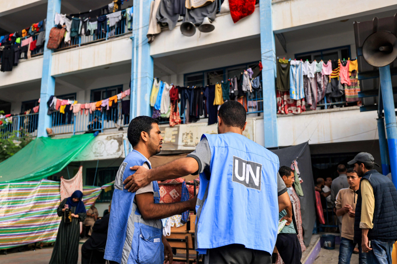 유엔 팔레스타인 난민구호기구(UNRWA) 소속 직원들이 UNRWA가 운영하는 가자지구 남부의 한 학교를 임시 대피소로 만든 뒤 둘러보고 있다. [AFP]