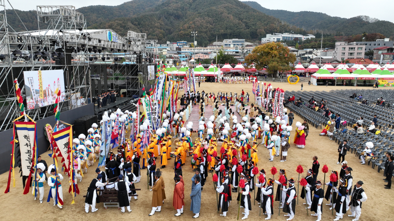 제17회 청송사과축제 첫날인 1일 청송문화원이 주최·주관하는 '제26회 청송문화제'의 개막식이 성대하게 열렸다.[청송군 제공]