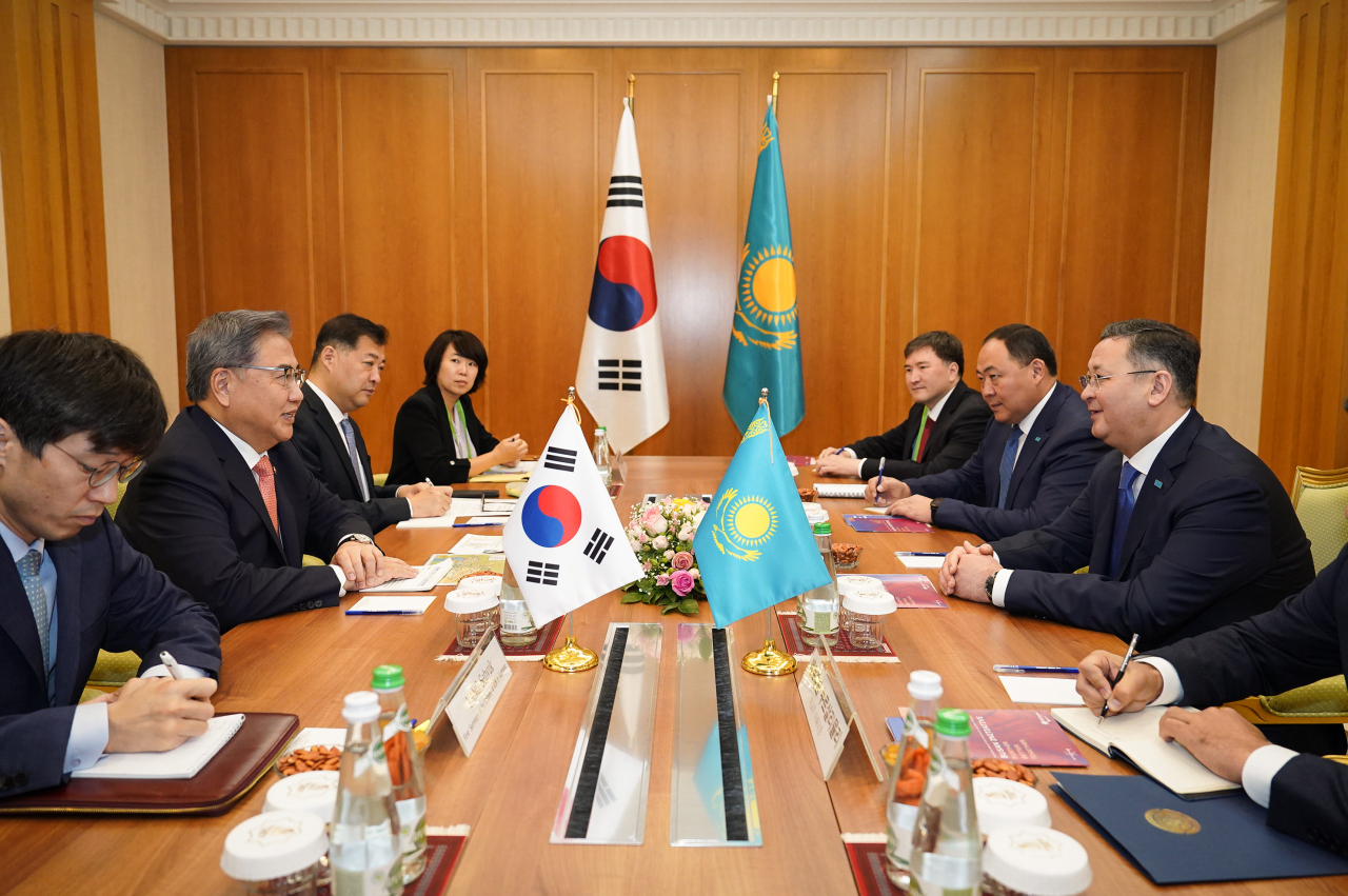 박진 외교부 장관이 1일(현지시간) 무랏 누르틀례우 카자흐스탄 외교장관과 회담하고 있다. [외교부 제공]