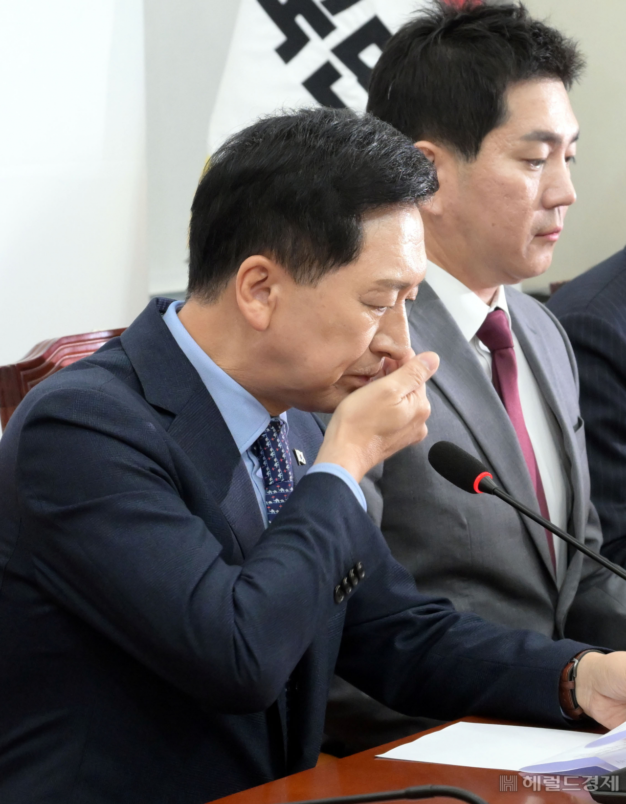 김기현 국민의힘 대표가 2일 오전 서울 여의도 국회에서 열린 최고위원회의에 참석해 재채기를 하고 있다. 이상섭 기자