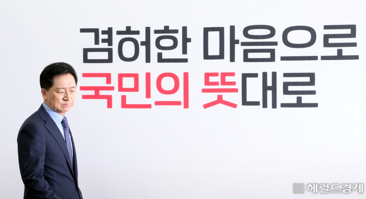 김기현 국민의힘 대표가 2일 오전 서울 여의도 국회에서 열린 최고위원회의에 참석하고 있다. 이상섭 기자