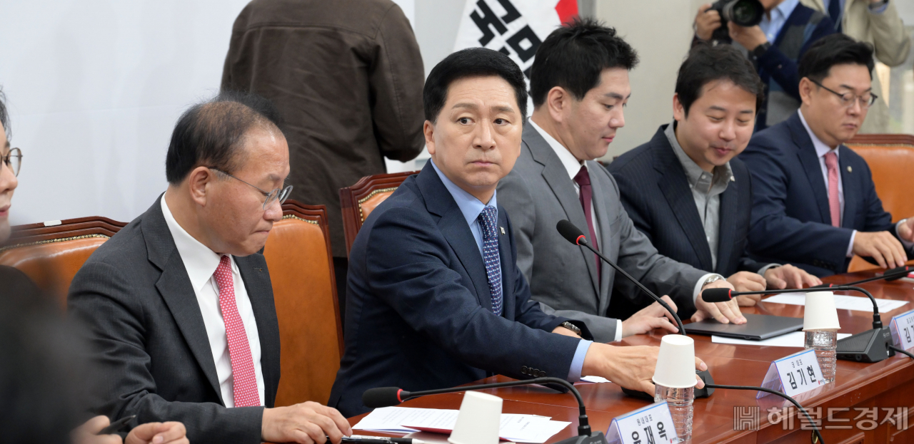 김기현 국민의힘 대표가 2일 오전 서울 여의도 국회에서 열린 최고위원회의에 참석해 회의시작을 기다리고 있다. 이상섭 기자