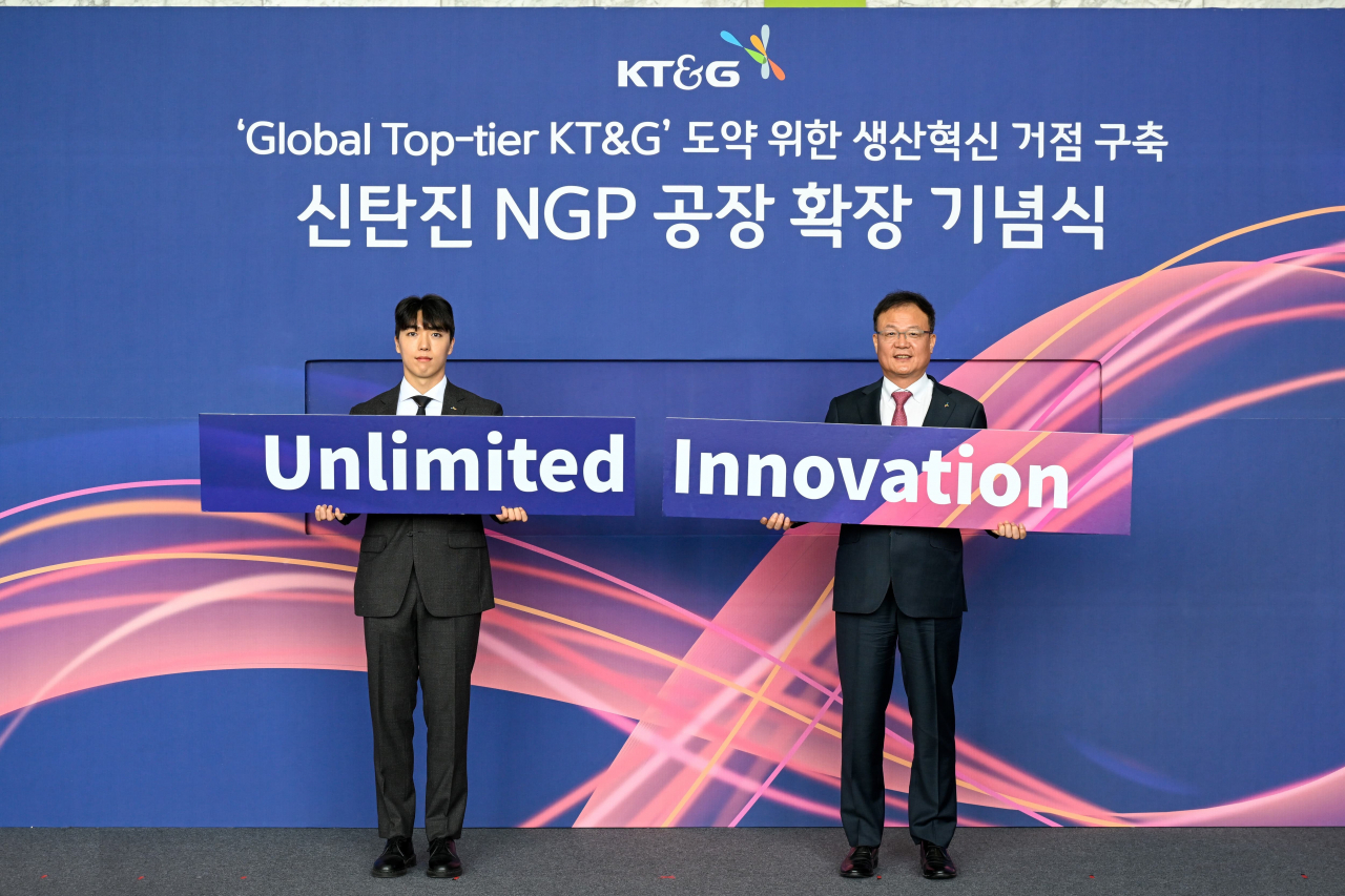 1일 대전 대덕구 KT&G 신탄진공장에서 열린 신탄진 NGP(전자담배) 공장 확장 기념식에서 백복인(오른쪽) KT&G 사장과 NGP 공장에 근무하는 노영종 매니저가 함께 기념촬영을 하고 있다. [KT&G 제공]