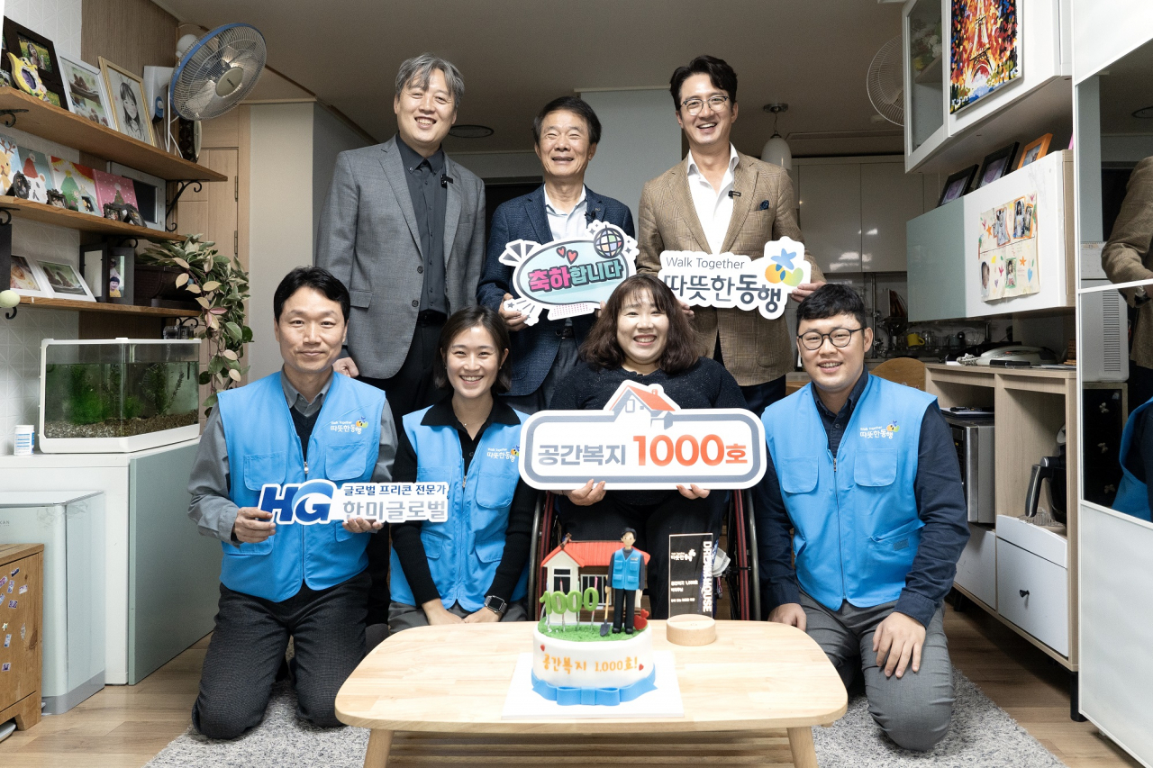 한미글로벌·따뜻한동행 공간복지 지원사업 1,000호 기념식 단체사진(윗줄 왼쪽부터 이광재 따뜻한동행 상임이사, 김종훈 따뜻한동행 이사장, 정준호 후원회장, 아랫줄 왼쪽에서 두번째 1000호 수혜자 박지주씨) [한미글로벌]