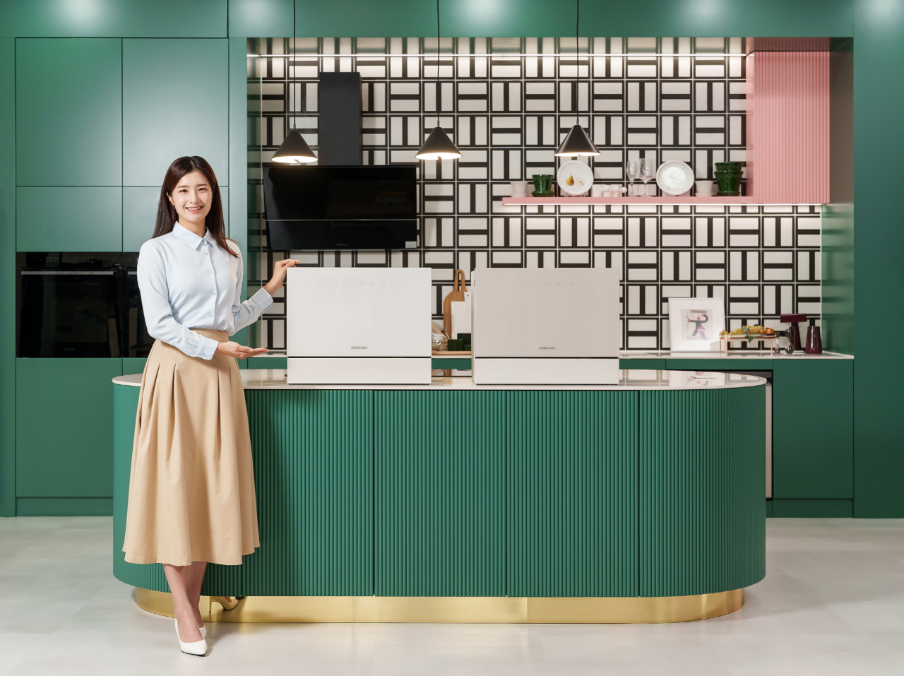 삼성전자 모델이 건조와 살균 기능을 강화한 ‘비스포크(BESPOKE) 식기세척기 카운터탑’ 신제품을 소개하고 있다.[삼성전자 제공]