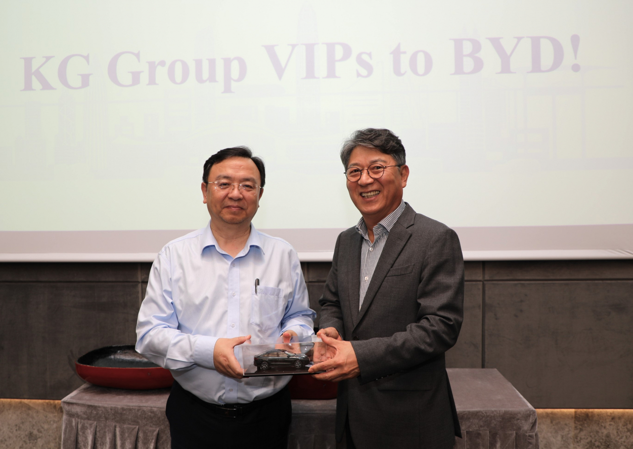 왕찬푸(왼쪽) BYD 회장과 곽재선 KG 모빌리티 회장이 ‘배터리 팩 한국 공장 협약’ 체결식에서 기념 촬영을 하는 모습. [KG 모빌리티 제공]