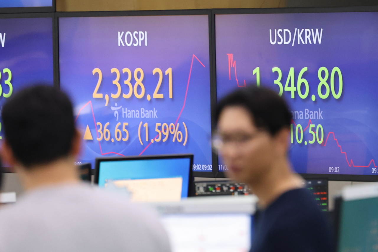 미국의 기준금리 동결에 힘입어 코스피가 상승 출발한 2일 오전 서울 중구 하나은행 딜링룸 현황판에 코스피와 원/달러 환율이 표시돼 있다. 연합뉴스