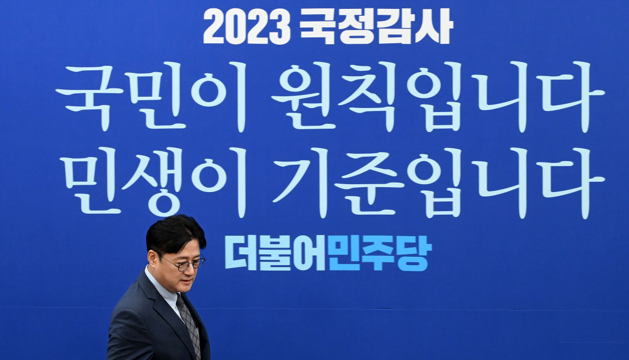 홍익표 더불어민주당 원내대표가 2일 오전 서울 여의도 국회에서 열린 원내대책회의에 참석하고 있다. 이상섭 기자