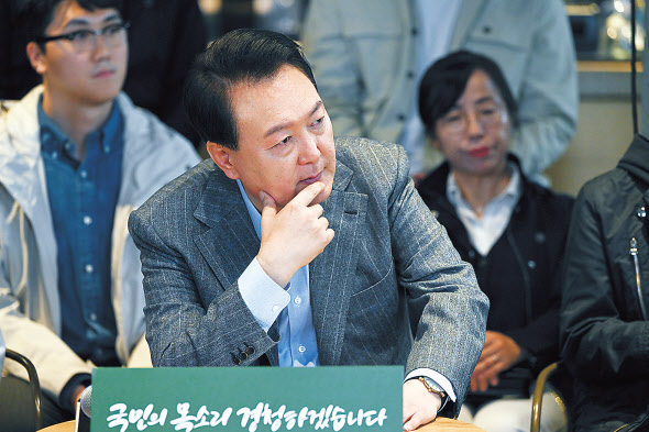 윤석열 대통령이 1일 서울 마포구 한 카페에서 주부, 회사원, 소상공인 등이 참석한 가운데 열린 제21차 비상경제민생회의에서 참석자들의 발언을 경청하고 있다. [연합]