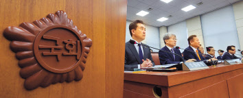 1일 국회 행정안전위원회 전체회의에서 이상민 행정안전부 장관 등이 의원들의 질의를 듣고 있다. 왼쪽부터 윤희근 경찰청장, 김광동 진실화해위원장, 이상민 장관, 김용빈 중앙선관위 사무총장. [연합]