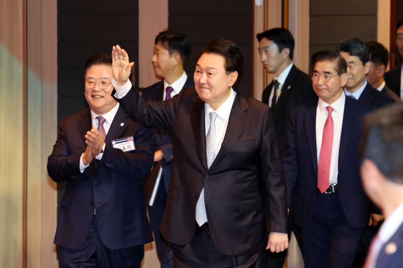 윤석열 대통령이 2일 대전시 유성구 대전컨벤션센터에서 열린 2023 지방시대 엑스포 및 지방자치·균형발전의 날 기념식에 입장하며 인사하고 있다. [연합]