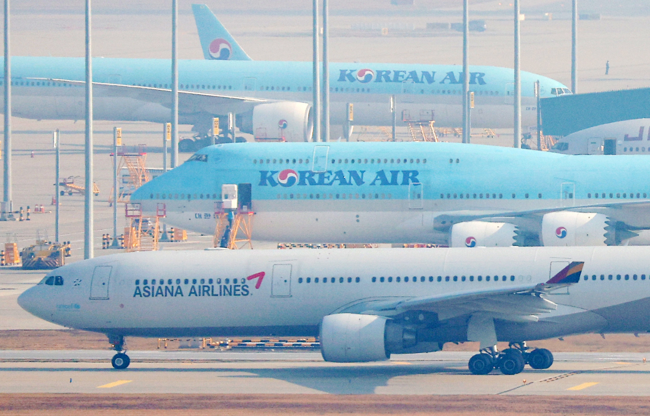 인천공항 활주로에 놓인 대한항공과 아시아나항공 항공기. [연합]