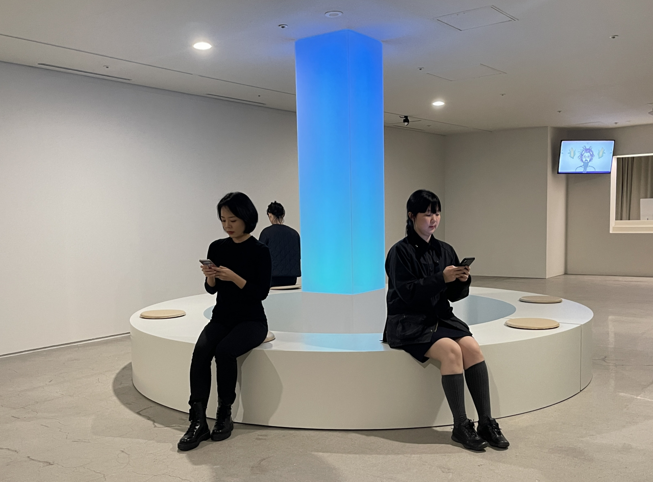 랩삐 ‘파밍파밍 아케이드’, 2023, 인터랙티브 설치 조명, 의자. [국립현대미술관 제공]
