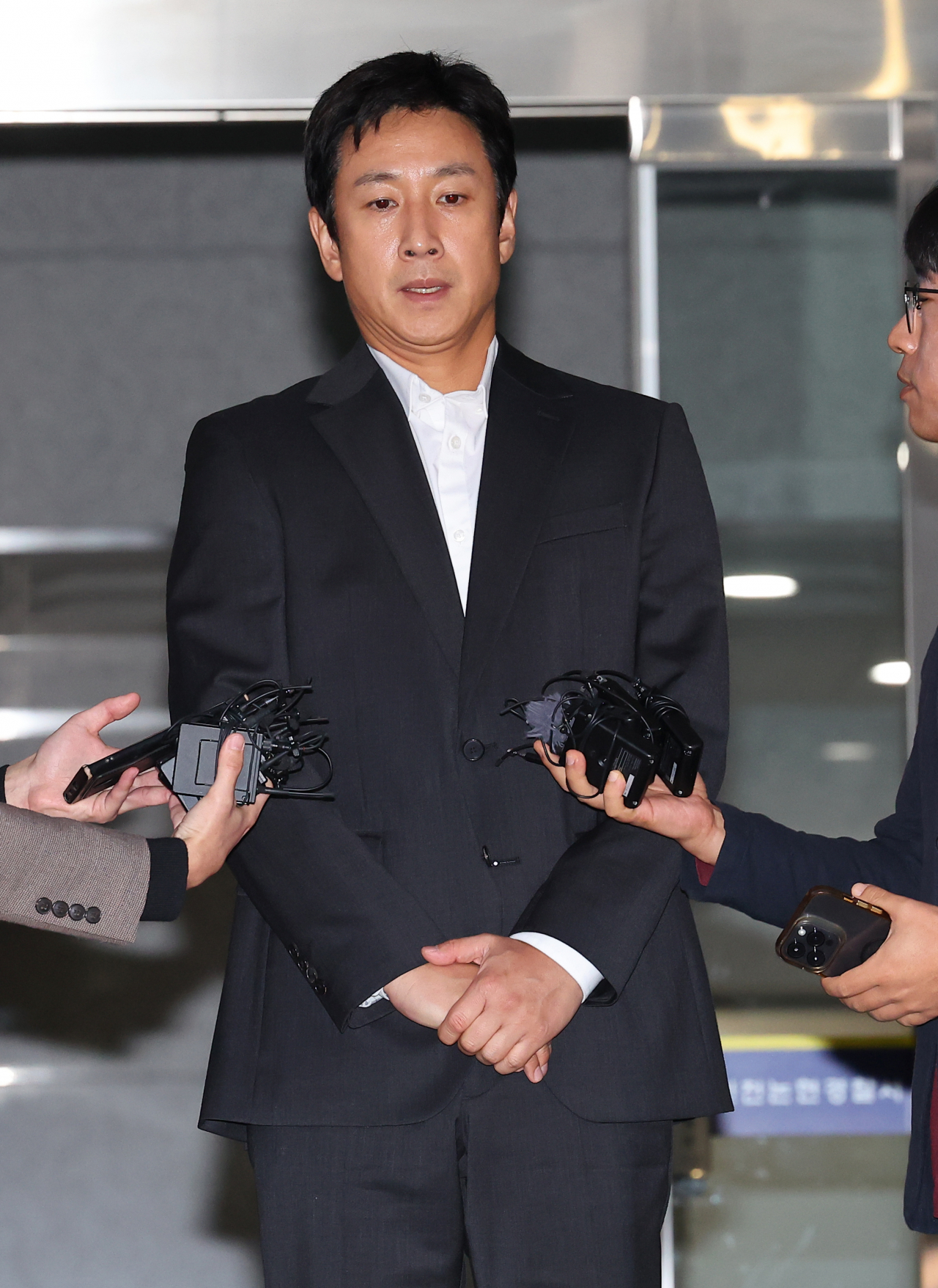 마약 투약 혐의를 받는 배우 이선균씨가 28일 오후 인천논현경찰서에 있는 인천경찰청 마약범죄수사계에 출석 조사를 마친 뒤 귀가하고 있다. [연합]