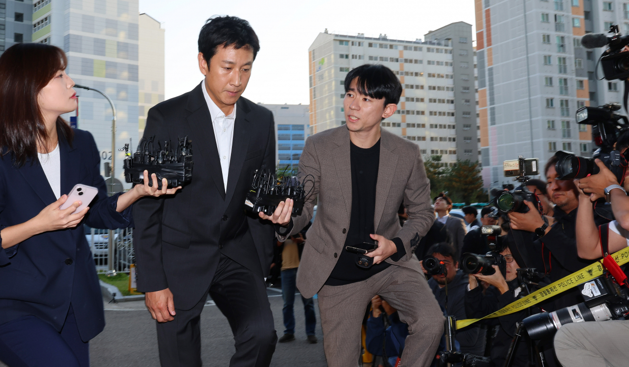 마약 투약 혐의를 받는 배우 이선균씨가 28일 오후 조사를 받기 위해 인천논현경찰서에 있는 인천경찰청 마약범죄수사계에 출석하고 있다. [연합]