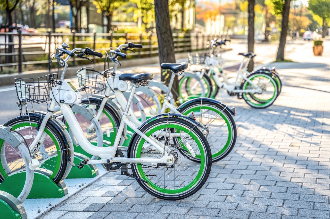 Ttareungi bikes are parked at a bike rack in Seoul. (123rf)