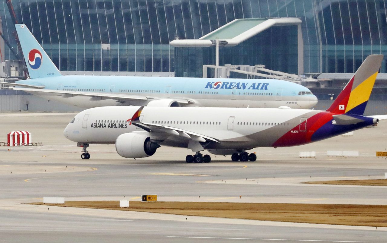 인천국제공항 활주로 아시아나, 대한항공 항공기 모습. [뉴시스]