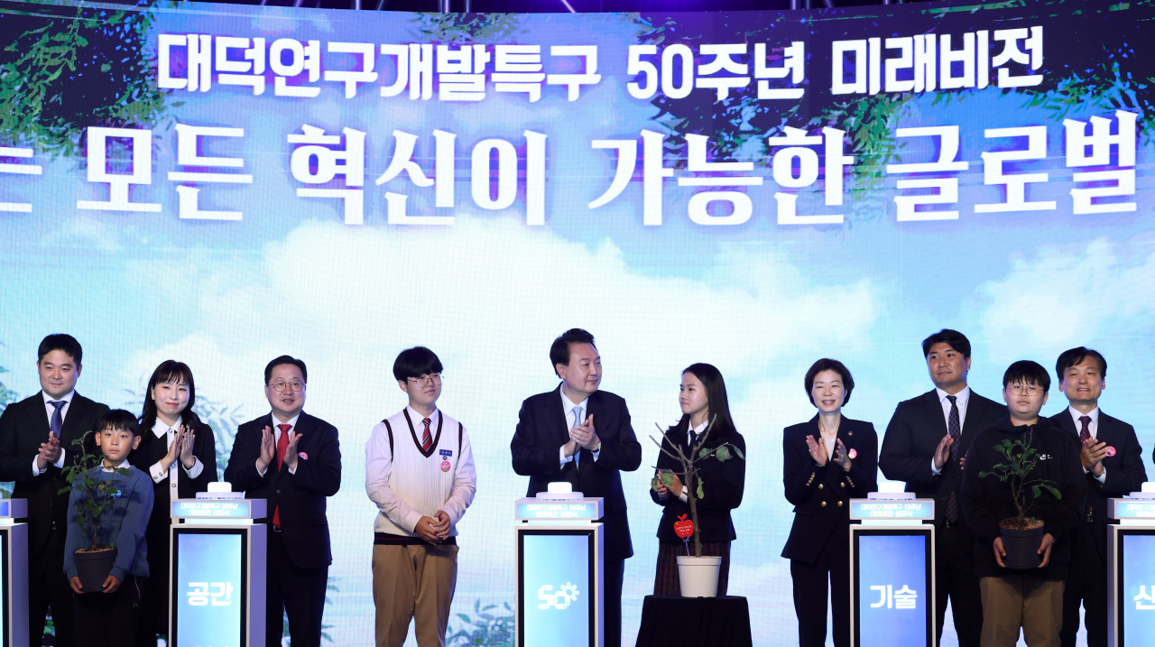 윤석열 대통령이 2일 대전시 유성구 한국표준과학연구원에서 열린 대덕연구개발특구 50주년 미래비전 선포식에서 학생들과 함께 퍼포먼스를 하고 있다. 연합뉴스
