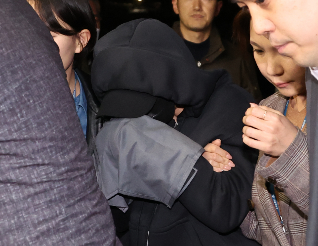 사기·사기미수 혐의로 체포된 전청조 씨가 31일 오후 서울 송파경찰서로 압송되고 있다. 이날 서울동부지법은 전 여자 펜싱 국가대표 남현희 씨 재혼 상대로 알려진 전씨에 대해 "출석 요구에 불응할 우려가 있다"며 체포영장을 발부했다. [연합]