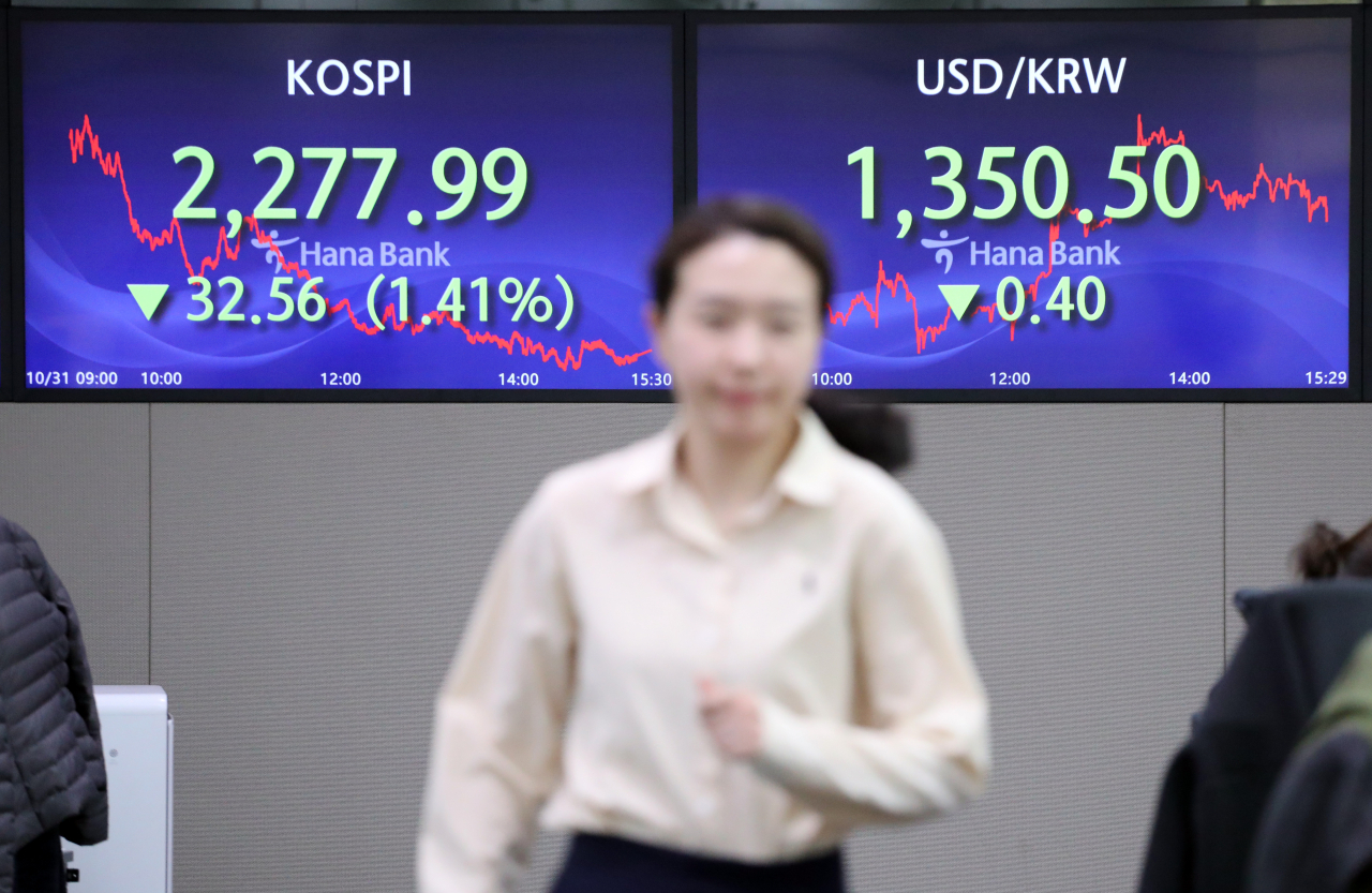 An electronic board showing the Korea Composite Stock Price Index at a dealing room of the Hana Bank headquarters in Seoul on Thursday. (Yonhap)