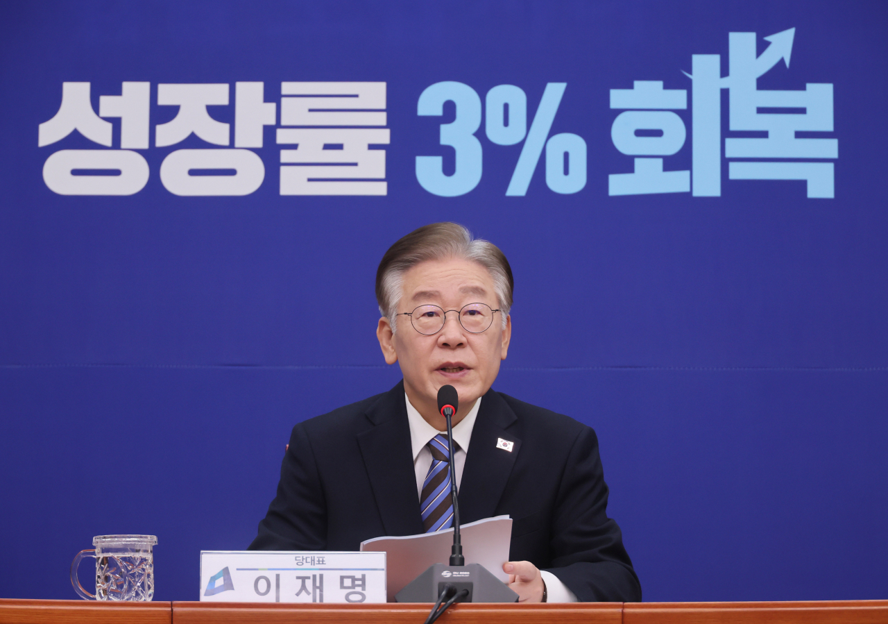 이재명 더불어민주당 대표가 2일 국회에서 민생경제 기자회견을 하고 있다. [연합]