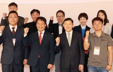 한국산업단지공단과 한국디자인진흥원은 2일 서울 코엑스에서 산업단지 안전디자인 성과공유회를 열었다. 이상훈 산업단지공단 이사장(앞줄 왼쪽 두번째) 윤상흠 디자인진흥원장(〃세번째)이 자리를 함께 했다. [산단공 제공]