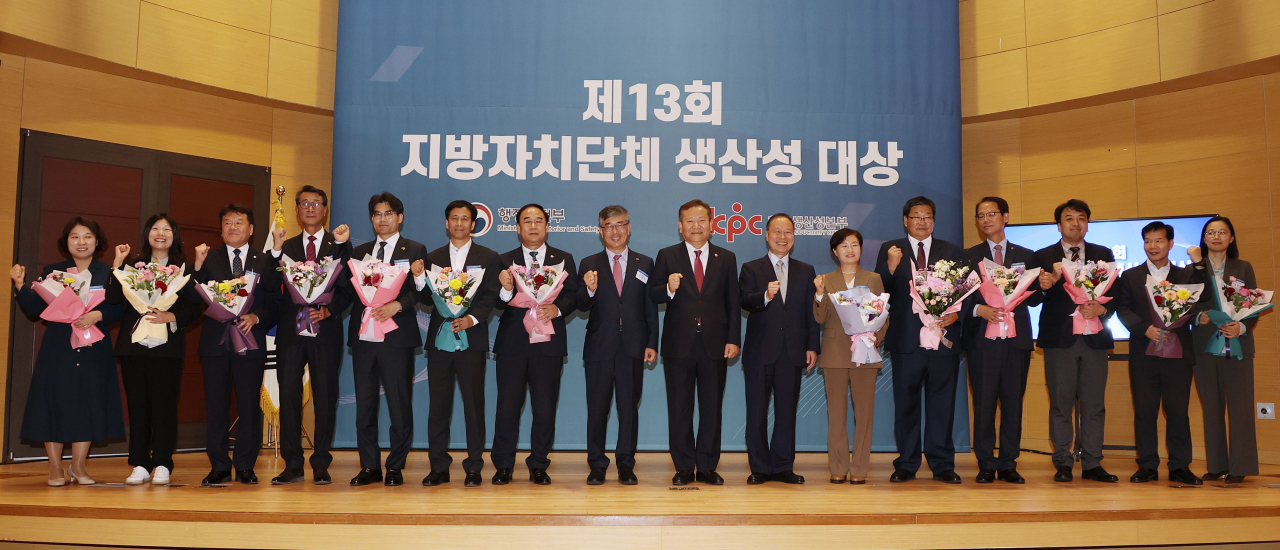 이상민 행정안정부 장관이 2일 오후 대전시 유성구 대전컨벤션센터에서 열린 ‘제13회 지방자치단체 생산성 대상’ 시상식에 참석해 수상자들과 기념 촬영을 하고 있다.[행안부 제공]