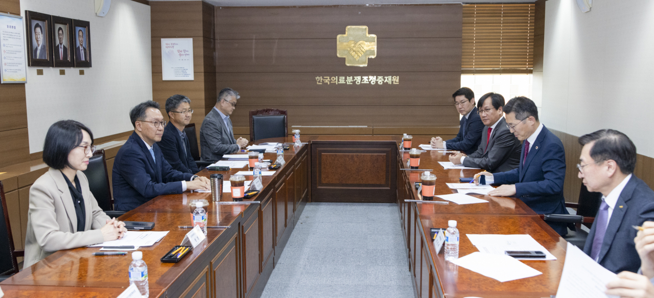 ‘의료분쟁 제도개선 협의체’가 2일 오후 서울 한국의료분쟁조정중재원에서 박민수 보건복지부 제2차관(왼쪽에서 두 번째) 주재로 첫 회의를 열었다.[복지부 제공]