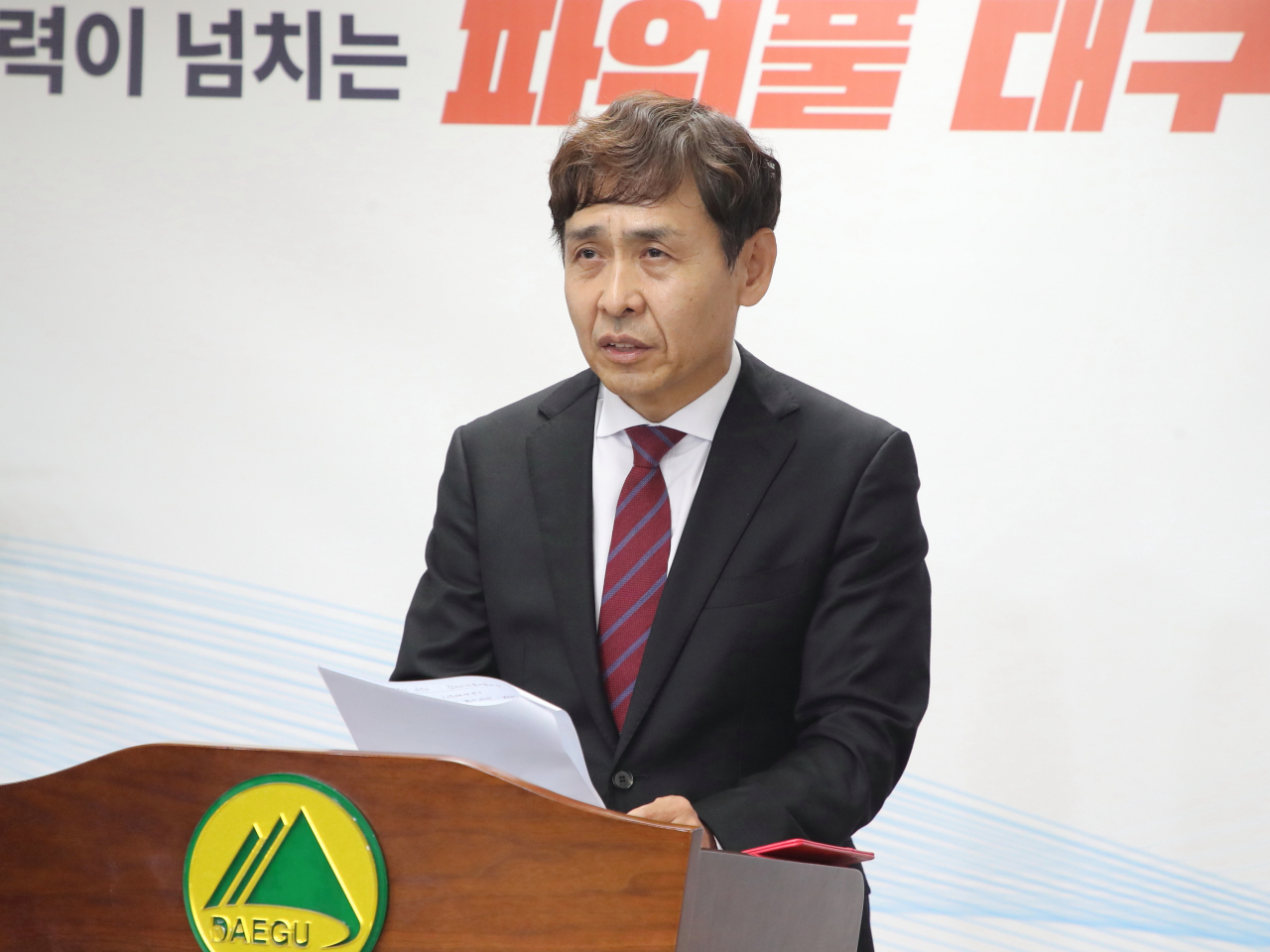 이재홍 대구시 행정국장이 2일 대구시청에서 신청사 건립 관련 기자설명회를 열고 있다.[대구시 제공]