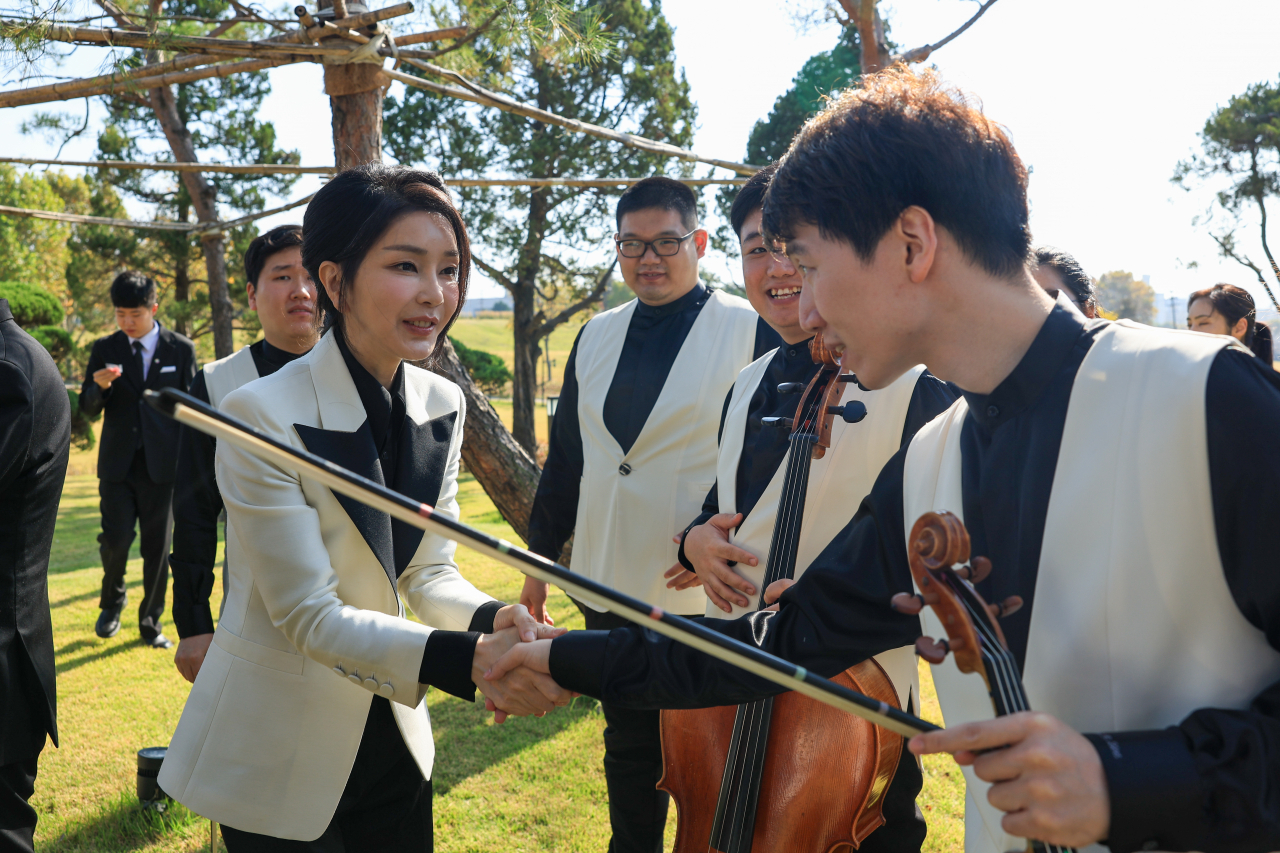 김건희 여사가 2일 서울 용산 대통령실 파인글라스에서 열린 '발달장애 예술인과 함께하는 요요마 토크콘서트'에서 연주자를 격려하고 있다. [연합]