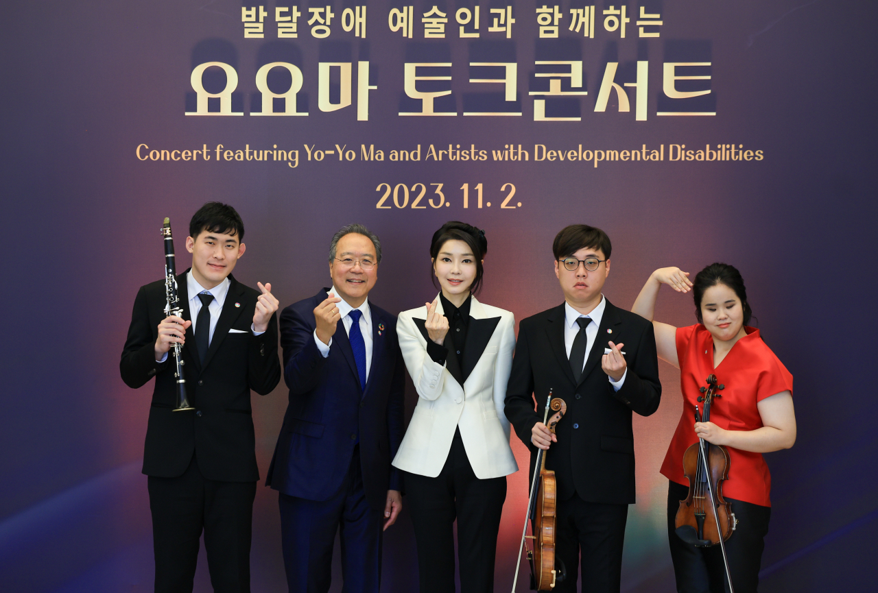 김건희 여사가 2일 서울 용산 대통령실 파인글라스에서 열린 '발달장애 예술인과 함께하는 요요마 토크콘서트'에서 첼리스트 요요마 및 연주자들과 함께 기념 촬영을 하고 있다. [연합]