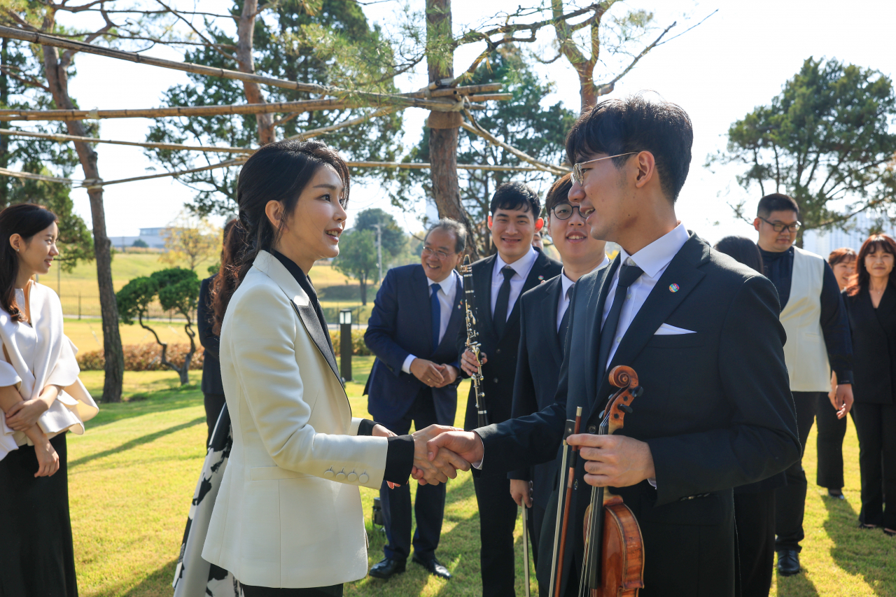 김건희 여사가 2일 서울 용산 대통령실 파인글라스에서 열린 '발달장애 예술인과 함께하는 요요마 토크콘서트'에서 연주자을 격려하고 있다. [연합]