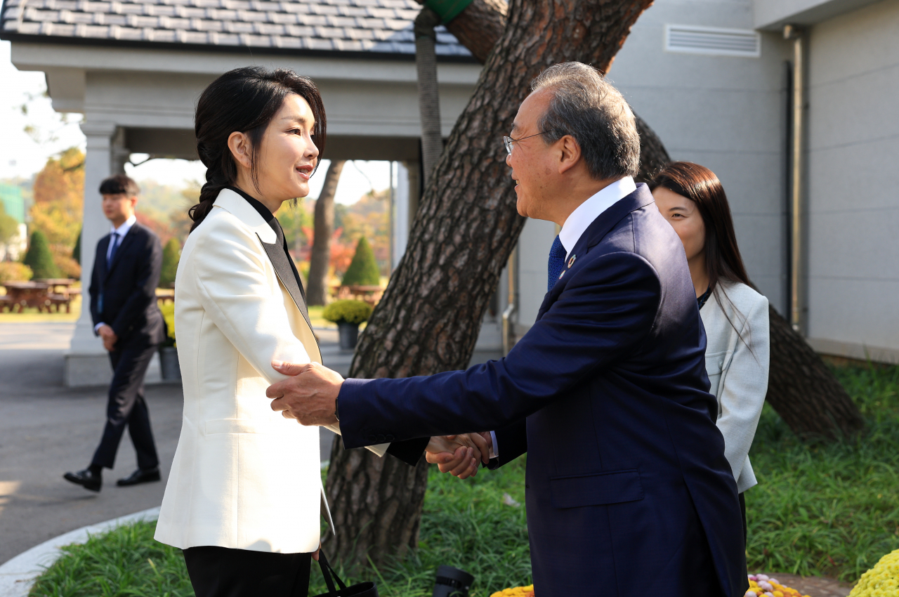 김건희 여사가 2일 서울 용산 대통령실 파인글라스에서 열린 '발달장애 예술인과 함께하는 요요마 토크콘서트'에서 첼리스트 요요마와 인사하고 있다. [연합]