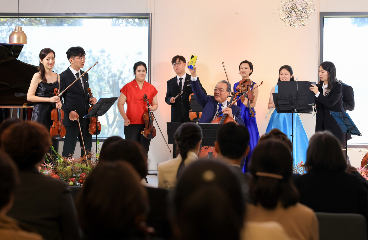 첼리스트 요요마가 2일 서울 용산 대통령실 파인글라스에서 김건희 여사가 참석한 가운데 열린 '발달장애 예술인과 함께하는 요요마 토크콘서트'에서 'Busan is Ready' 스마트폰 케이스를 들어 보여주고 있다. [연합]