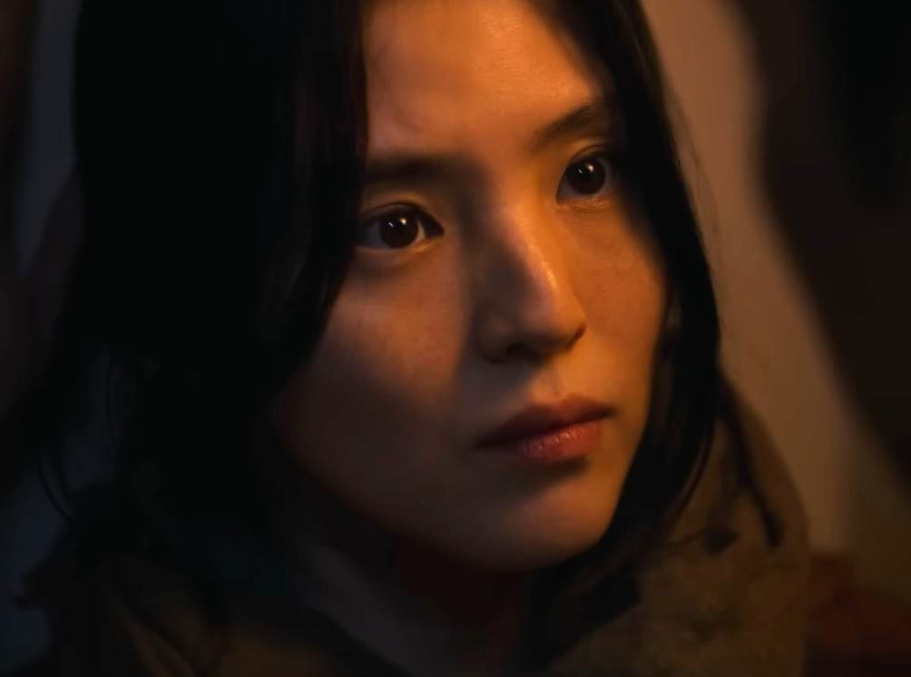 오는 12월 공개되는 넷플릭스 오리지널 콘텐츠 ‘경성크리처’. 1945년을 배경으로 하는 시대극에 크리처가 등장한다는 판타지 설정을 접목했으며 배우 한소희와 박서준이 출연한다. [넷플릭스 공식 유튜브 채널]