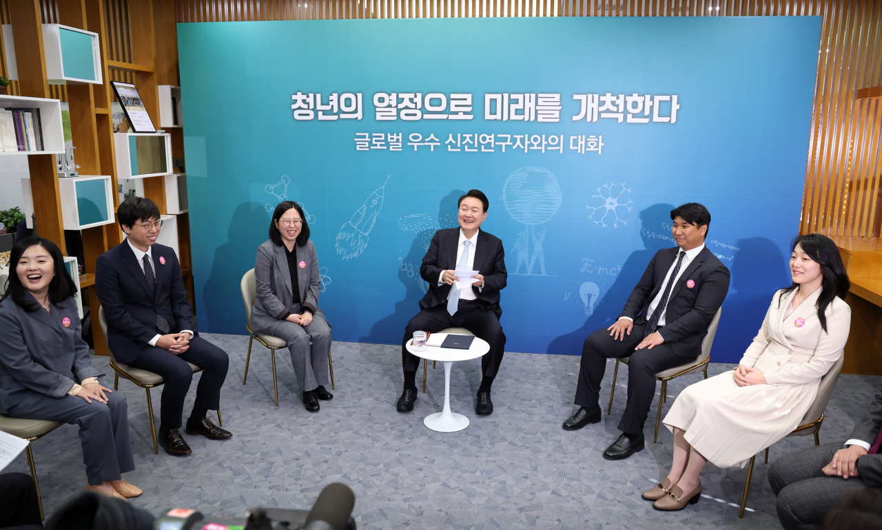 윤석열 대통령이 2일 대전시 유성구 한국표준과학연구원에서 글로벌 우수 신진 연구자들과 대화하고 있다. [연합]