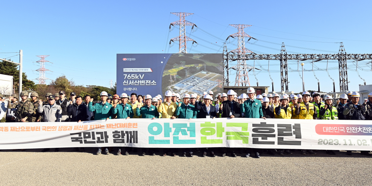 한국전력 관계자들이 지난2일 대전세종충남본부에서 재난대응 안전한국훈련을 실시한 후 기념촬영을 하고 있다.［한국전력 제공］