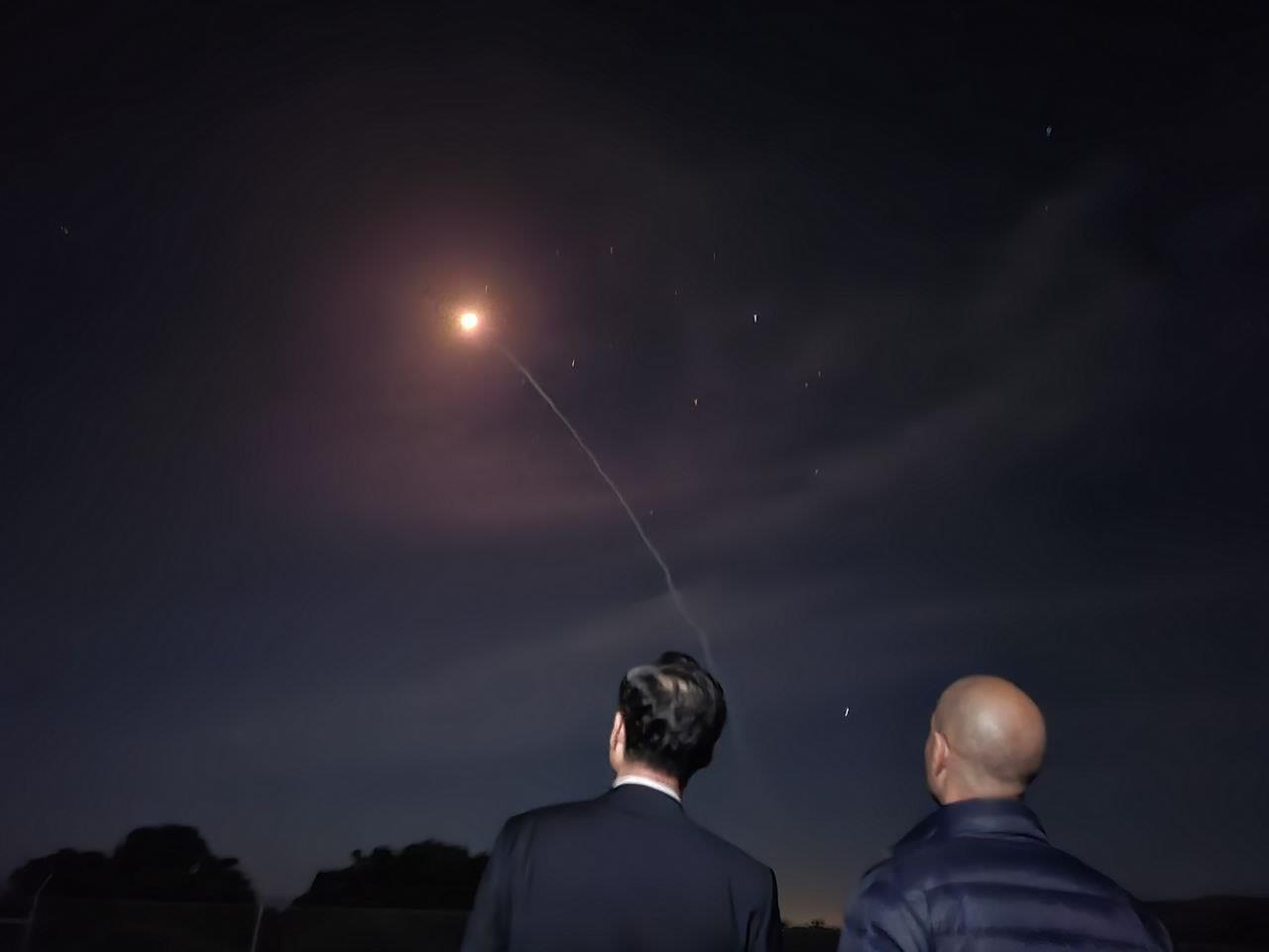 북한 조선중앙통신이 3일 “미국의 대륙간탄도미사일(ICBM) ‘미니트맨-3’ 시험발사가 실패했다”고 주장하며 “핵에는 핵으로 대응하겠다”고 밝혔다. 사진은 허태근 국방부 국방정책실장이 지난달 31일(현지시각) 미국 캘리포니아주 반덴버그 공군기지에서 미 NCG 국방부 대표인 비핀 나랑 우주정책 수석부차관보와 함께 ICBM 미니트맨-3의 시험발사를 참관하는 모습. [국방부 제공]