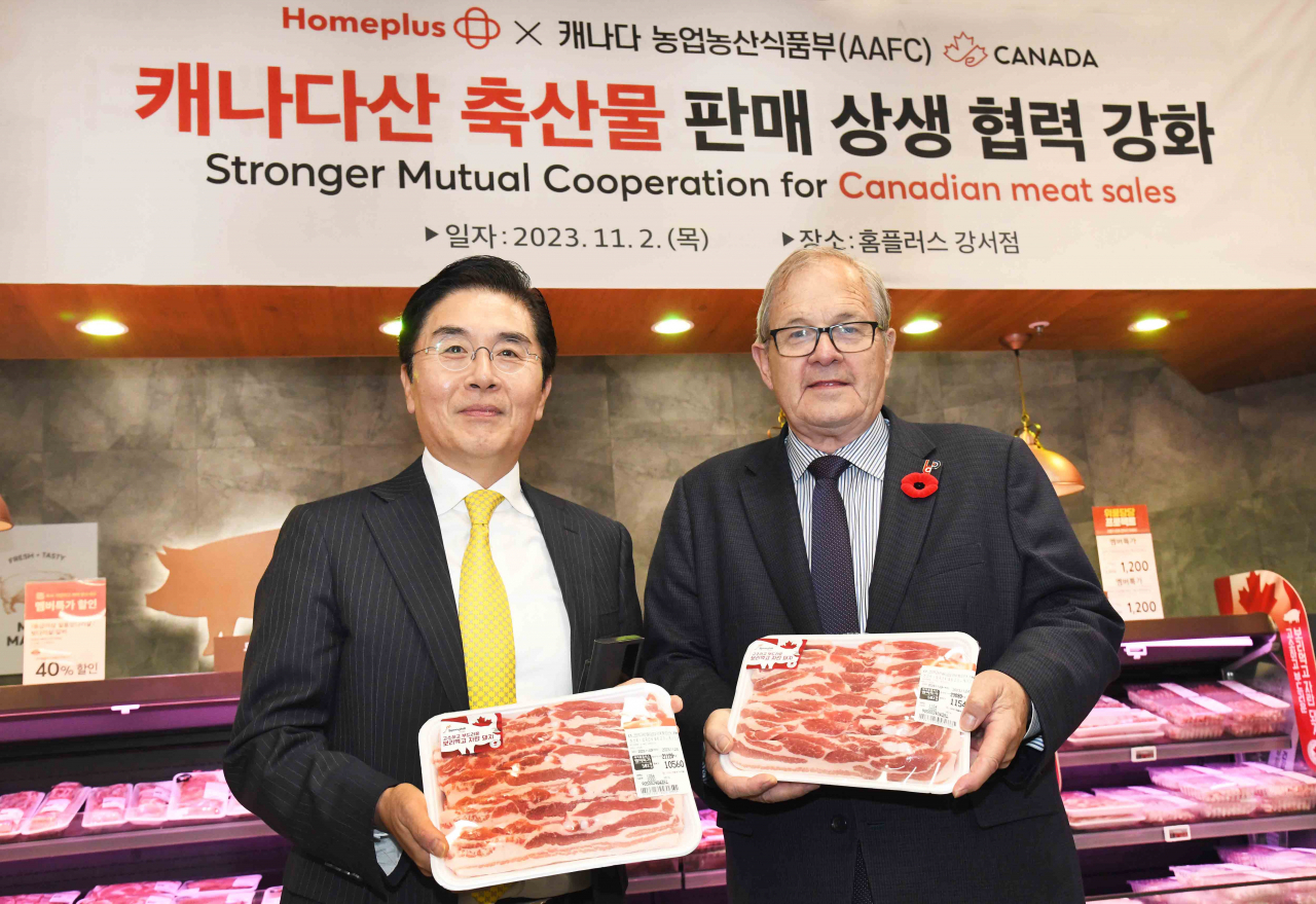 이제훈(왼쪽) 홈플러스 사장과 로렌스 맥콜레이 캐나다 농업농식품부 장관이 2일 오후 서울 강서구 등촌동 ‘홈플러스 메가푸드마켓’ 강서점에서 기념촬영을 하고 있다. [홈플러스 제공]