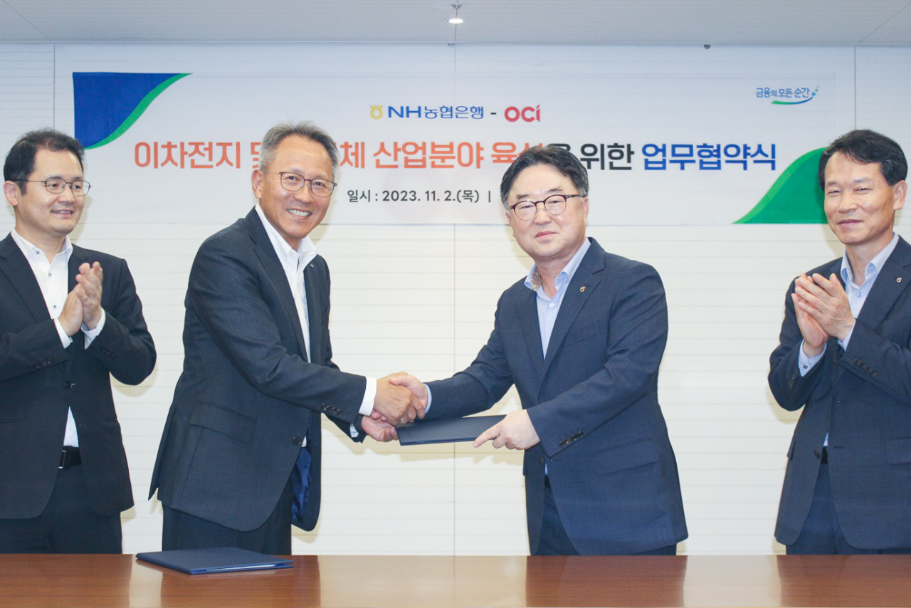 2일 서울 중구 OCI본사에서 진행된 업무협약식에 참석한 김원현(왼쪽에서 두 번째) OCI 부사장과 이연호(왼쪽에서 세 번째) NH농협은행 부행장이 기념촬영을 하고 있다.[NH농협은행 제공]