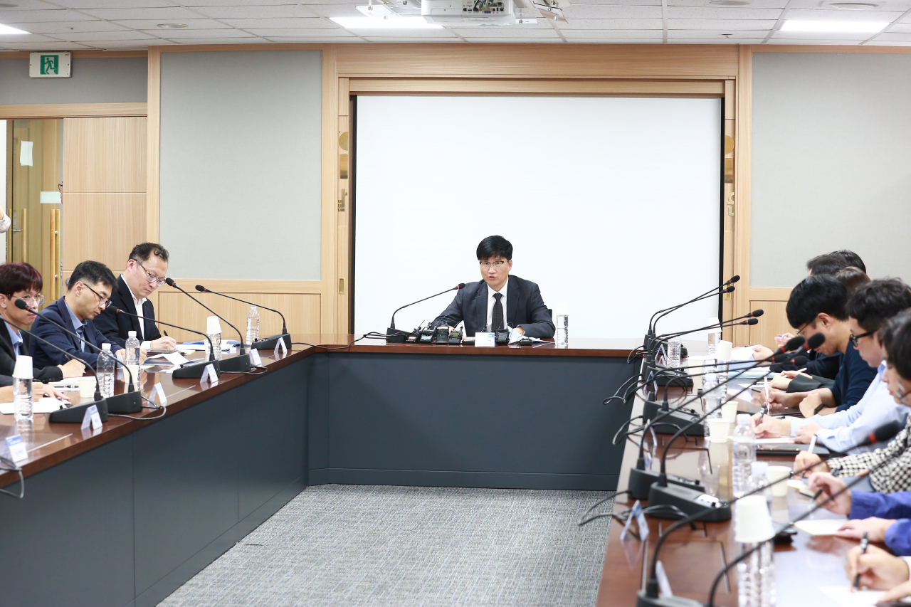 김범수 금융감독원 상품심사판매분석국장이 2일 서울 여의도 보험개발원 대회의실에서 열린 '과당 경쟁 자제를 위한 손보사 간담회'에서 모두발언을 하고 있다. [금융감독원 제공]