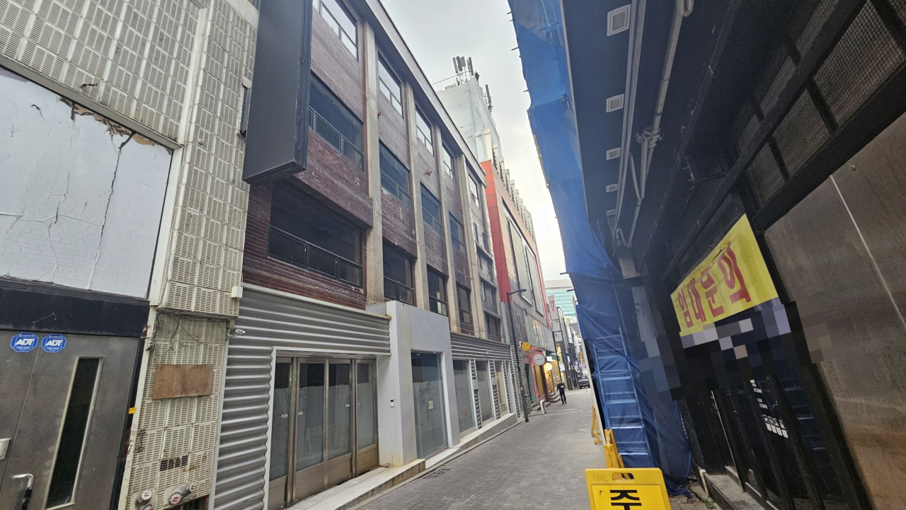 서울시 중구 명동 1번가에 빈 건물들이 줄지어 있다. 박지영 기자