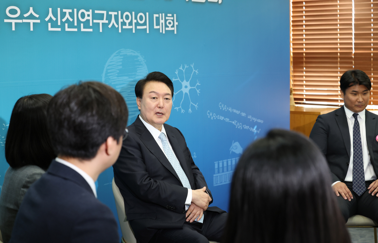 윤석열 대통령이 2일 대전시 유성구 한국표준과학연구원에서 글로벌 우수 신진 연구자들과 대화하고 있다. [연합]