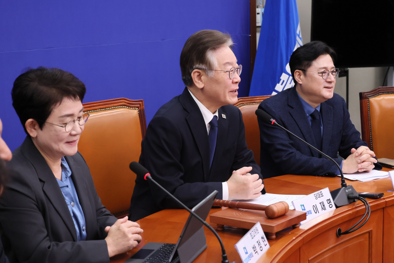 이재명 더불어민주당 대표가 3일 국회에서 열린 최고위원회의에서 이날 회의에 처음으로 참석한 박정현 최고위원을 소개하고 있다. [연합]