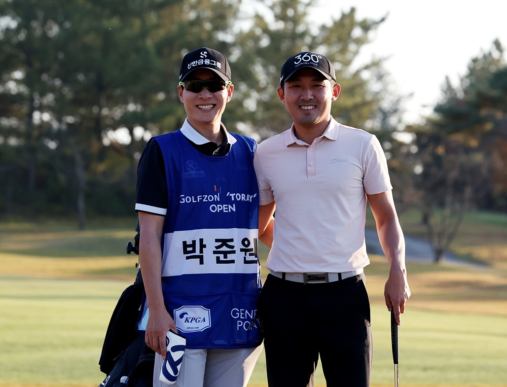 김경태(왼쪽)와 박준원.[KPGA 제공]